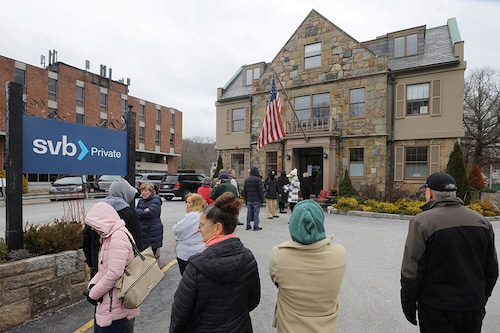Customers wait in line outside a branch of the Silicon Valley Bank in Wellesley, Massachusetts, U.S., March 13, 2023.
Image: Brian Snyder / Reuters Customers wait in line outside a branch of the Silicon Valley Bank in Wellesley, Massachusetts, U.S., March 13, 2023.
Image: Brian Snyder / Reuters