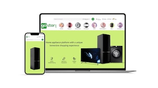 Tour guide Oliver talks with a group of people attending an "Uncomfortable Oxford" tour outside the Sheldonian Theatre on Broad Street, in Oxford. 
Image: Henry Nicholls / AFPÂ©