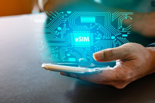 E-SIMs are new to India, but in the Western markets of the USA and UK, they have been around for 5-6 years or more.
Image: Shutterstock E-SIMs are new to India, but in the Western markets of the USA and UK, they have been around for 5-6 years or more.
Image: Shutterstock