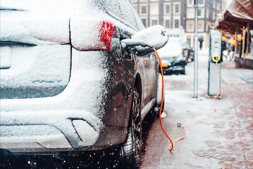 Research recently published by the American company, Recurrent, on the loss of range of electric vehicles in winter reports an average loss of nearly 30% range, on a panel of 18 popular models.
Image: Shutterstock Research recently published by the American company, Recurrent, on the loss of range of electric vehicles in winter reports an average loss of nearly 30% range, on a panel of 18 popular models.
Image: Shutterstock