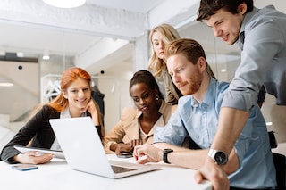 Curious people who demonstrate a certain political shrewdness in the workplace are better perceived than those who lack it.
Image: Campaign Creators / UnsplashÂ©