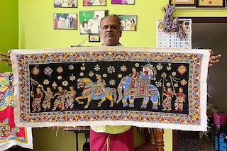 K Lakshmi Narayan showing a Kalamkari painting with a scene from a royal procession at his residence and workshop in Sikalnayakanpet, Thiruppanandal in Tamil Nadu. Image: Veidehi Gite