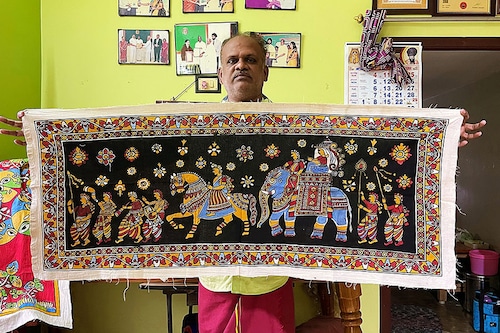 K Lakshmi Narayan showing a Kalamkari painting with a scene from a royal procession at his residence and workshop in Sikalnayakanpet, Thiruppanandal in Tamil Nadu. Image: Veidehi Gite