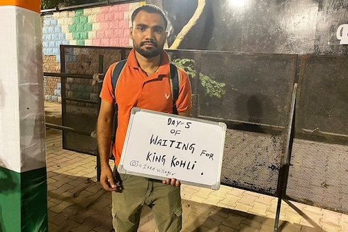 Ikka, a die-hard Kohli fan, was waiting outside the stadium at 9 pm with a board reading “Day 5 of waiting for King Kohliâ€ in his hand. He reached there at 5 pm and wasn’t willing to go even after the practice session concluded.
Image: Mohsin Kamal