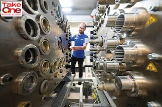 An employee at a German plant prepares a test bench for end-of-line testing of a fuel cell drive system for generating electricity from hydrogen in vehicles. The so-called fuel cell power module (FCPM) is used primarily in commercial vehicles
Image: Marijan Murat / Picture Alliance via Getty Images