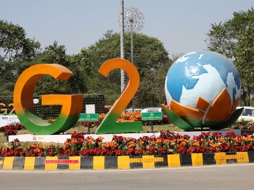 HiPhi, has launched a car that can use its headlights to project a film against a wall and symbols on the road. It can even display emoticons on screens under its headlights letting know pedestrians they can pass.
Image: Wang Zhao / AFP© HiPhi, has launched a car that can use its headlights to project a film against a wall and symbols on the road. It can even display emoticons on screens under its headlights letting know pedestrians they can pass.
Image: Wang Zhao / AFP©