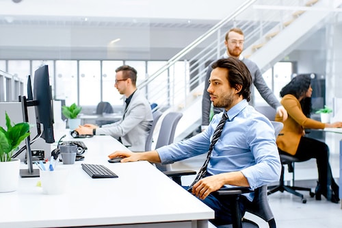 Managers and business leaders are increasingly skeptical about the real benefits of working from home.
Image: Shutterstock Managers and business leaders are increasingly skeptical about the real benefits of working from home.
Image: Shutterstock