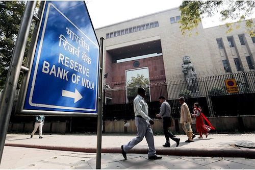 (File Photo)People walk past the Reserve Bank of India (RBI) building in New Delhi, India. Picture taken March 2, 2016. Image: REUTERS/Anindito Mukherjee (File Photo)People walk past the Reserve Bank of India (RBI) building in New Delhi, India. Picture taken March 2, 2016. Image: REUTERS/Anindito Mukherjee