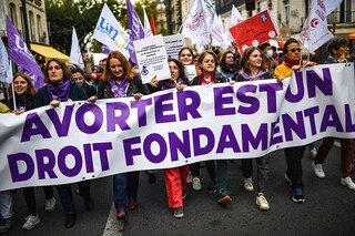 Demonstrators march behind a banner reading "Abortion is a fundamental right" as they take part in an abortion rights rally on the annual International Safe Abortion Day in Paris on September 28, 2022. Image: Christophe ARCHAMBAULT / AFP