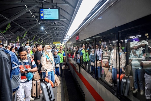 Indonesia"s transport ministry says up to 193 million people were expected to travel for Eid this year, up from 123 million estimated to have made the trip last year in the world"s most populous Muslim-majority country.
Image: Yasuyoshi Chiba / AFPÂ©