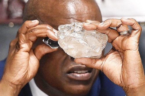 Botswana"s President Mokgweetsi Masisi looks at a large diamond discovered in Botswana at his office in Gaborone on August 22, 2024.
Image: Monirul Bhuiyan / AFP© Botswana"s President Mokgweetsi Masisi looks at a large diamond discovered in Botswana at his office in Gaborone on August 22, 2024.
Image: Monirul Bhuiyan / AFP©