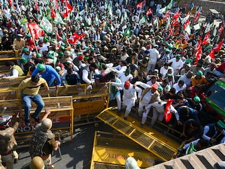 Farmers broke police barricades and set up camp at Dalit Prerna Sthal on December 2, 2024, in Noida, India. Led by the Samyukt Kisan Morcha, farmers from Uttar Pradesh are staging a large protest at the Noida-Delhi border, demanding fair compensation for acquired land. Representatives from the farmers’ association stated that senior government officials assured them of discussions with Uttar Pradesh’s chief secretary.