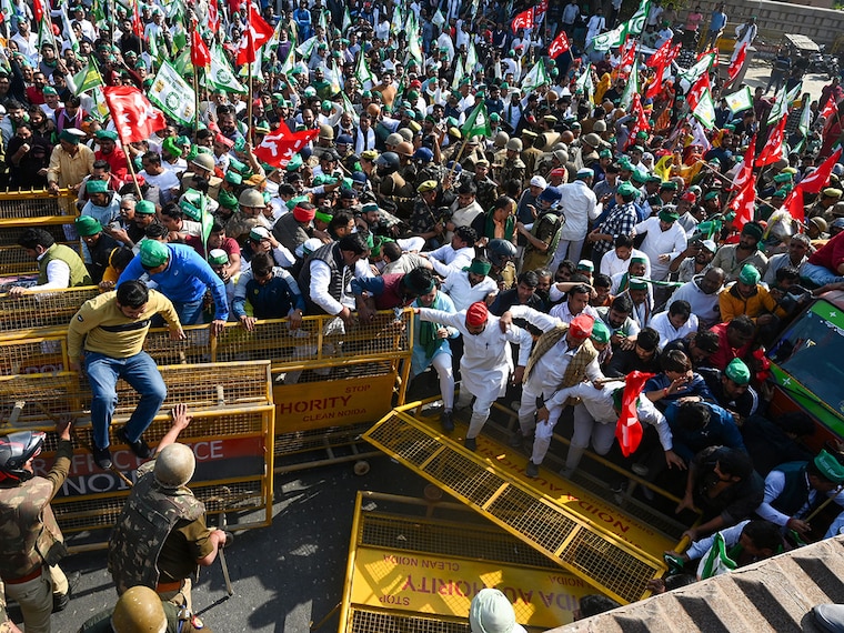 Farmers broke police barricades and set up camp at Dalit Prerna Sthal on December 2, 2024, in Noida, India. Led by the Samyukt Kisan Morcha, farmers from Uttar Pradesh are staging a large protest at the Noida-Delhi border, demanding fair compensation for acquired land. Representatives from the farmers’ association stated that senior government officials assured them of discussions with Uttar Pradesh’s chief secretary.