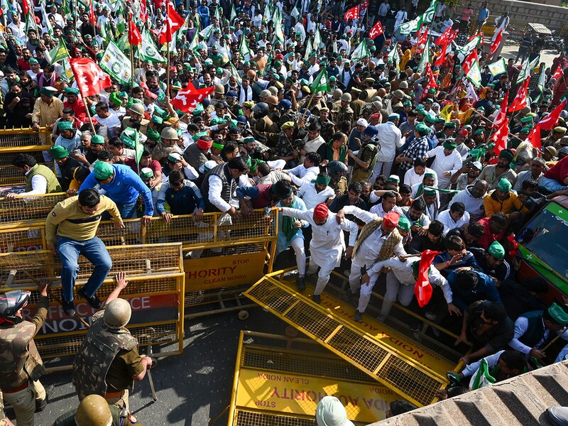 Farmers broke police barricades and set up camp at Dalit Prerna Sthal on December 2, 2024, in Noida, India. Led by the Samyukt Kisan Morcha, farmers from Uttar Pradesh are staging a large protest at the Noida-Delhi border, demanding fair compensation for acquired land. Representatives from the farmers’ association stated that senior government officials assured them of discussions with Uttar Pradesh’s chief secretary.