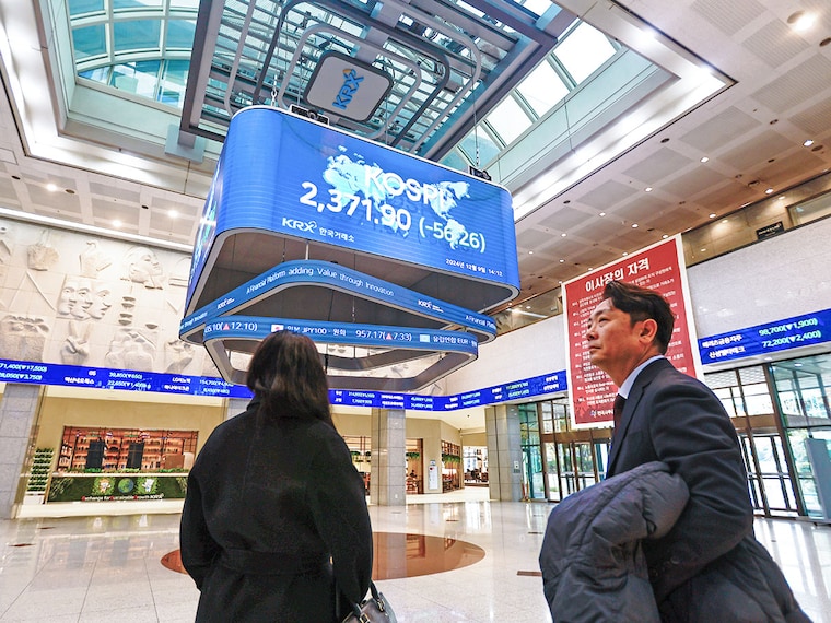 People inside the Korea Exchange (KRX) building take a look at the day"s listing as stock markets in Asia have been affected by the intensifying political turmoil over president Yoon Suk Yeol"s role in martial law, in Seoul, South Korea, on 9 December, 2024. The Korea Composite Stock Price Index (KOSPI), Hong Kong"s Heng Sang, the Shanghai Composite index, as well as stocks in countries such as Australia, China, India, and Thailand have seen a decline in their respective index amid the political crisis in South Korea and Syria.Image: Daniel Ceng/Anadolu via Getty Images