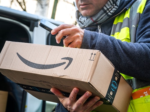 Amazon is piloting a quick commerce service in India, aiming to deliver groceries and other items in 15 minutes or less
Image: Shutterstock Amazon is piloting a quick commerce service in India, aiming to deliver groceries and other items in 15 minutes or less
Image: Shutterstock