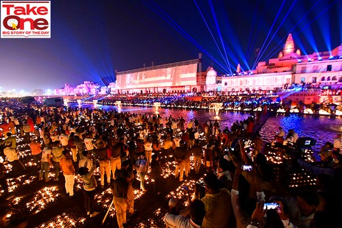 People lighting earthen lamps at Ram ki Paidi during Diya Deepotsav (Diwali celebrations) on November 11, 2023 in Ayodhya, India
Image: Deepak Gupta/Hindustan Times via Getty Images People lighting earthen lamps at Ram ki Paidi during Diya Deepotsav (Diwali celebrations) on November 11, 2023 in Ayodhya, India
Image: Deepak Gupta/Hindustan Times via Getty Images