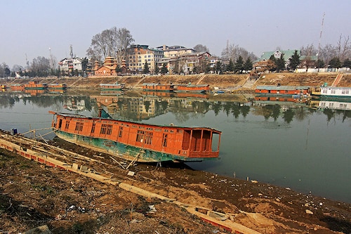 An abandoned houseboat is sitting on the dried portion of the Jhelum river as the dry spell continues. Experts are expressing concern that the Kashmir Valley has not experienced rains or snow for a long time during the winter, which is worrying not only for the agriculture sector but also because there are fears of various diseases spreading due to the drought. The water level in the Jhelum river has reached its lowest due to the prolonged dry weather, with the river flowing at -0.75 feet at Sangam in Anantnag district and -0.86 feet at Asham in Bandipora district. This is the lowest water level recorded at Sangam since November 2017, according to an official. Srinagar, Kashmir, India, on January 15, 2024.