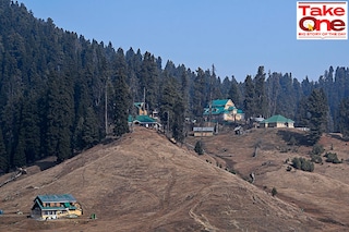 This photograph taken on January 17, 2024, shows snowless ski resorts and ski slopes that are usually covered in snow at this time of the year in Gulmarg, Kashmir. Image: Tauseef Mustafa/AFP