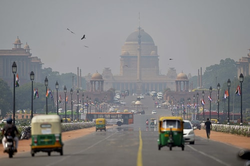 Heavy air pollution is pictured around Rashtrapati Bhavan and government buildings in New Delhi.
Image: Sajjad Hussain / AFPÂ©
