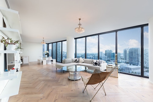 As per the latest luxury real estate report by India Sotheby International Realty, there has been a noticeable increase in both the total sales value and the number of luxury housing units sold in Mumbai.
Image: Shutterstock