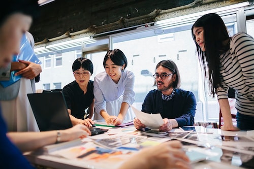 Choosing the right manager not only turns traditional hierarchical relationships on their head, but can also create a better working atmosphere. Image: GettyImages Choosing the right manager not only turns traditional hierarchical relationships on their head, but can also create a better working atmosphere. Image: GettyImages