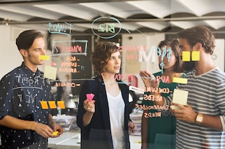 Employees are often so dispersed that they have difficulty working together. Image: Morsa Images/Getty Images