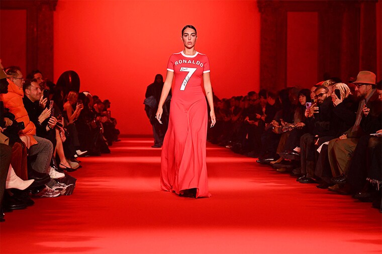 Argentine-Spanish influencer Georgina Rodriguez presents a creation by Vetements for the Women Ready-to-wear Fall-Winter 2024/2025 collection as part of the Paris Fashion Week, in Paris on March 1, 2024.
Image: Miguel Medina / AFP©