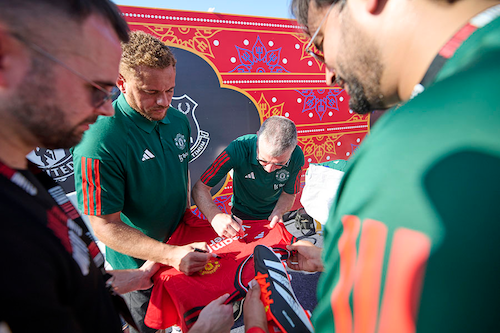 Wes Brown (L) and Denis Irwin (R) signing T-shirts for fans. 
Image: Courtesy Manchester United Wes Brown (L) and Denis Irwin (R) signing T-shirts for fans. 
Image: Courtesy Manchester United