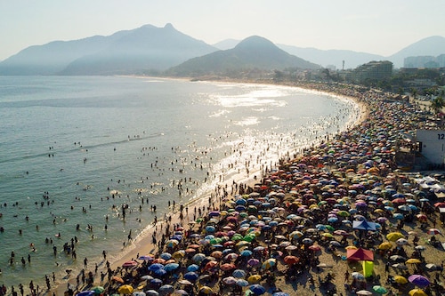 Aerial view of people enjoying Recreio dos Bandeirantes beach amid a heat wave in Rio de Janeiro, Brazil. Image: Photography TERCIO TEIXEIRA / AFP Aerial view of people enjoying Recreio dos Bandeirantes beach amid a heat wave in Rio de Janeiro, Brazil. Image: Photography TERCIO TEIXEIRA / AFP