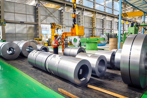 (File) Sheets of steel being rolled at the POSCO India Pune Processing Center Pvt. Ltd. in MIDC Talegaon, outskirts of Pune, India.
Image: Abhijit Bhatlekar/Mint via Getty Images