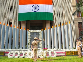 A Mumbai Police personnel pays tribute to martyrs of the 2008 Mumbai terror attacks, on the anniversary of the gruesome incident, at CP office in Mumbai, Tuesday, Nov. 26, 2024.