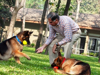 An image of Ratan Tata with his dogs from 2007. Image: Fawzan Husain