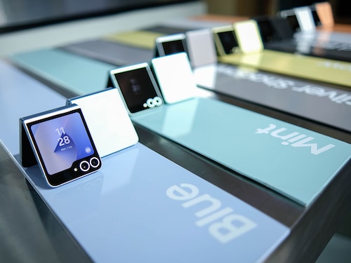 According to the market researcher IDC, global smartphone shipments reached 316.1 million units in Q3 2024, marking a 4 percent year-over-year increase.
Image: Shutterstock According to the market researcher IDC, global smartphone shipments reached 316.1 million units in Q3 2024, marking a 4 percent year-over-year increase.
Image: Shutterstock