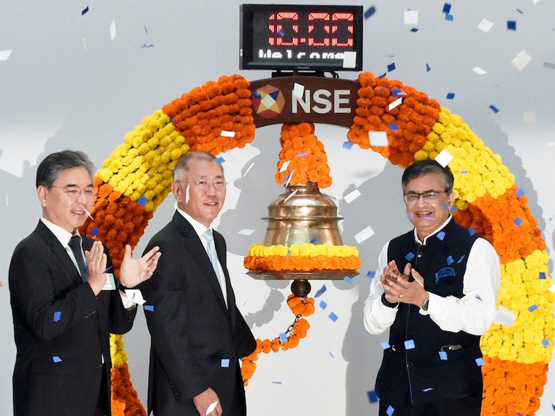 Euisun Chung, Executive Chairman of Hyundai and Chief Executive Officer (CEO) of Hyundai Motor Group, rings the bell as Ashishkumar Chauhan, Managing Director and Chief Executive Officer of the National Stock Exchange (NSE) of India, and Jaehoon Chang, Chief Executive Officer (CEO) and President of Hyundai Motor Company, watch during the listing ceremony of Hyundai Motor India Limited at NSE in Mumbai, India, on October 22, 2024. Hyundai Motor India drops 6 percent in its market debut after the country"s biggest IPO, according to a news media report.