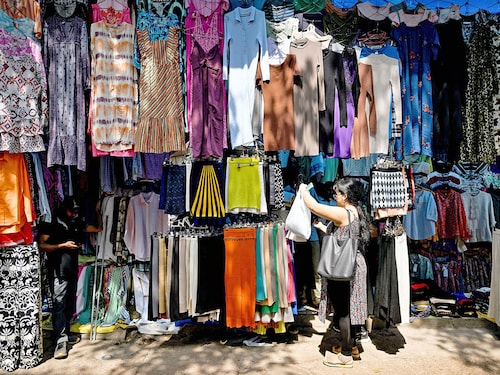 New Delhi is dotted with markets offering secondhand clothes, a thrifty alternative for those on low wages—or making an ethical choice.
Image: Sajjad Hussain / AFP© New Delhi is dotted with markets offering secondhand clothes, a thrifty alternative for those on low wages—or making an ethical choice.
Image: Sajjad Hussain / AFP©