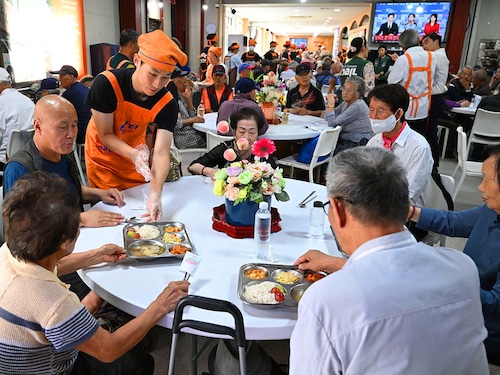 Volunteers serving free hot meals at the "Babfor" service centre in Seoul.
Image: Jung Yeon-je / AFP© Volunteers serving free hot meals at the "Babfor" service centre in Seoul.
Image: Jung Yeon-je / AFP©