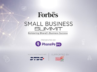 New Delhi is dotted with markets offering secondhand clothes, a thrifty alternative for those on low wages—or making an ethical choice.
Image: Sajjad Hussain / AFPÂ©