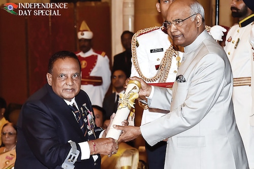 Murlikant Rajaram Petkar, India’s first Paralympic gold medalist, receives the Padma Shri from President Ram Nath Kovind in 2018
Image: Ajay Aggarwal/Hindustan Times Via Getty Images