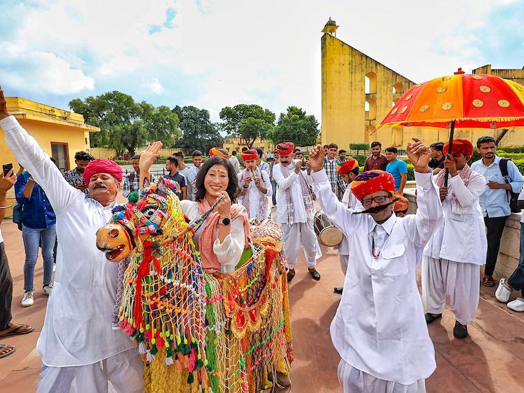 Rajasthani folk artists perform with tourists on World Tourism Day at Jantar Mantar in Jaipur, Friday, Sept 27, 2024.