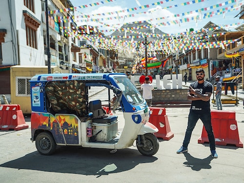 Jothi Viknesh in Ladakh during his trip across India in an EV auto. 
Images: Jothi Viknesh