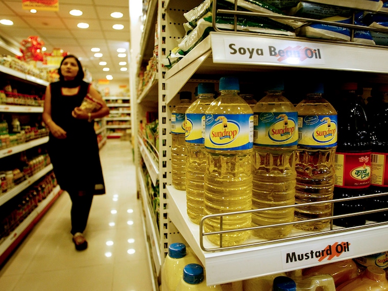 Inflation in refined oil, like sunflower oil, was almost fifteen times the average inflation rate in July.
Image: Amit Bhargava/Bloomberg via Getty Images