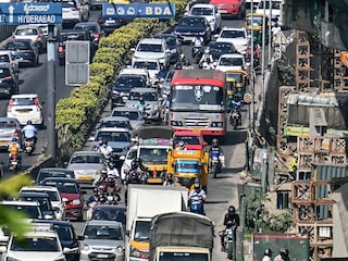 Commuters wait in a traffic jam along a road in Bengaluru on January 6, 2025. 
Image: Idrees Mohammed / AFPÂ©