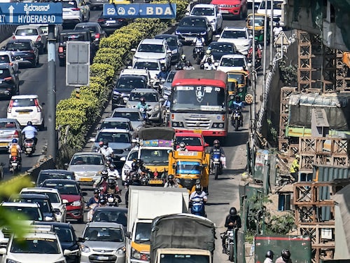 Commuters wait in a traffic jam along a road in Bengaluru on January 6, 2025. 
Image: Idrees Mohammed / AFPÂ©
