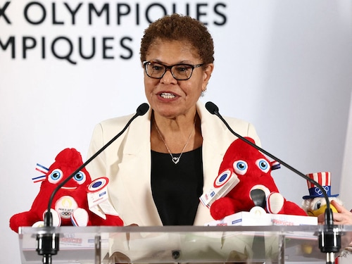 Los Angeles Mayor Karen Bass speaks during a press conference next to Paris Olympics mascots Phryges at the French Sports ministry in Paris on March 8, 2024. 
Image: Emmanuel Dunand / AFPÂ©