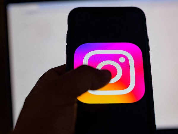 After officially increasing the allowed length of videos and adding a new editing tool, Meta recently began letting TikTok creators earn as much as $5,000 over the course of three months for posting "Reels" to Facebook and Instagram. 
Image: Yasin Akgul / AFPÂ©