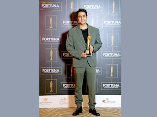 Shoppers choose secret packages during "blind sales" at the pop-up store King Colis. Shoppers choose secret packages during "blind sales" at the pop-up store King Colis.
Image: Andreas Solaro / AFPÂ©