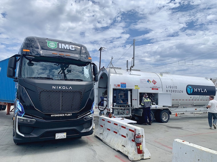 A hydrogen-powered Nikola Tre semi truck fuels up at one of the company’s mobile stations in Long Beach, California
Image: Forbes Via Alan Ohnsman
