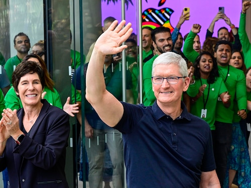 Apple CEO Tim Cook along with Senior Vice-president of retail Deirdre O"Brien,(L), during inauguration of "Apple Store", first outlet opened in India, at Bandra-Kurla Complex on April 18, 2023 in Mumbai, India.
Image: Anshuman Poyrekar/Hindustan Times via Getty Images Apple CEO Tim Cook along with Senior Vice-president of retail Deirdre O"Brien,(L), during inauguration of "Apple Store", first outlet opened in India, at Bandra-Kurla Complex on April 18, 2023 in Mumbai, India.
Image: Anshuman Poyrekar/Hindustan Times via Getty Images