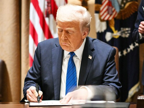 Donald Trump signs executive order
Image: Mandel Ngan/ AFP